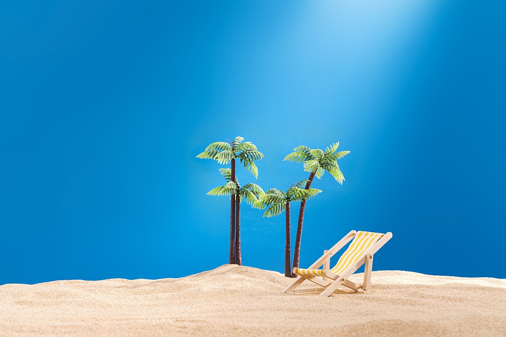 阳光夏日沙滩防晒概念静物背景