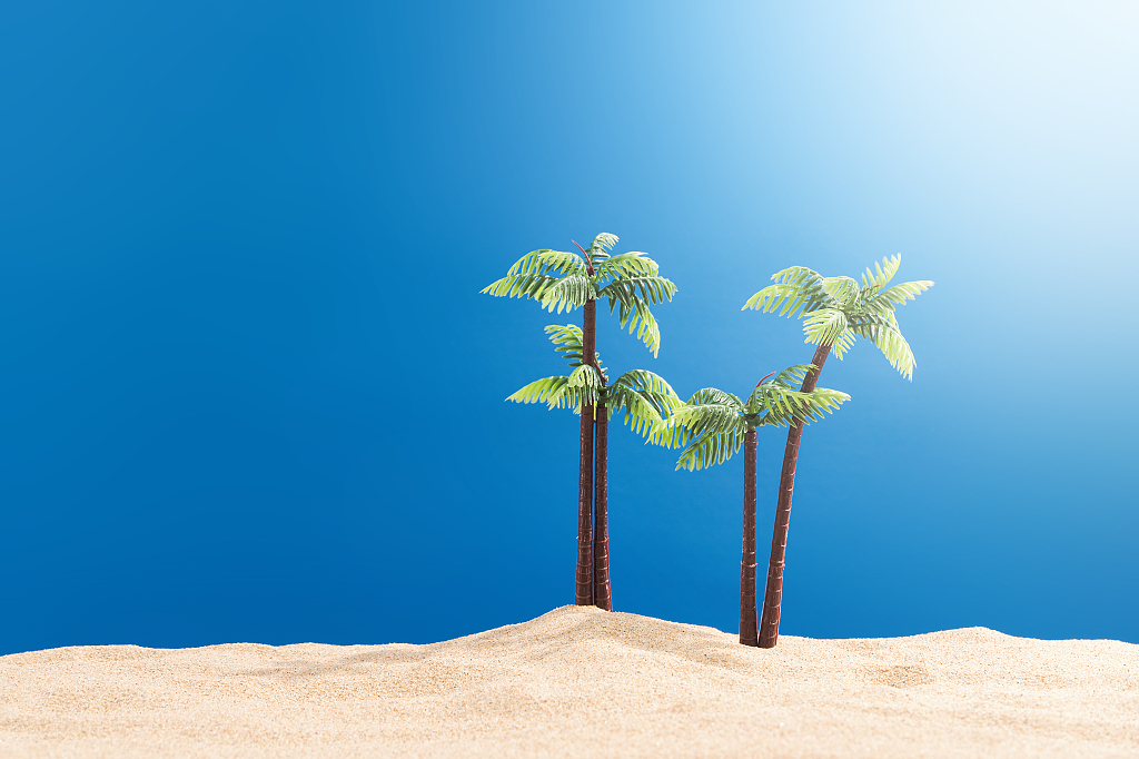 阳光夏日沙滩防晒概念静物背景