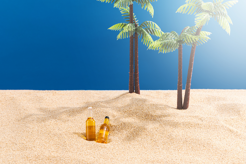 阳光夏日沙滩防晒概念静物背景