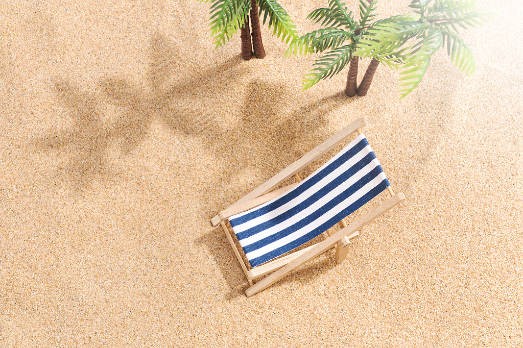 阳光夏日沙滩防晒概念静物背景