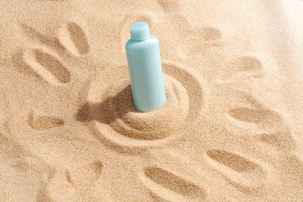 阳光夏日沙滩防晒概念静物背景