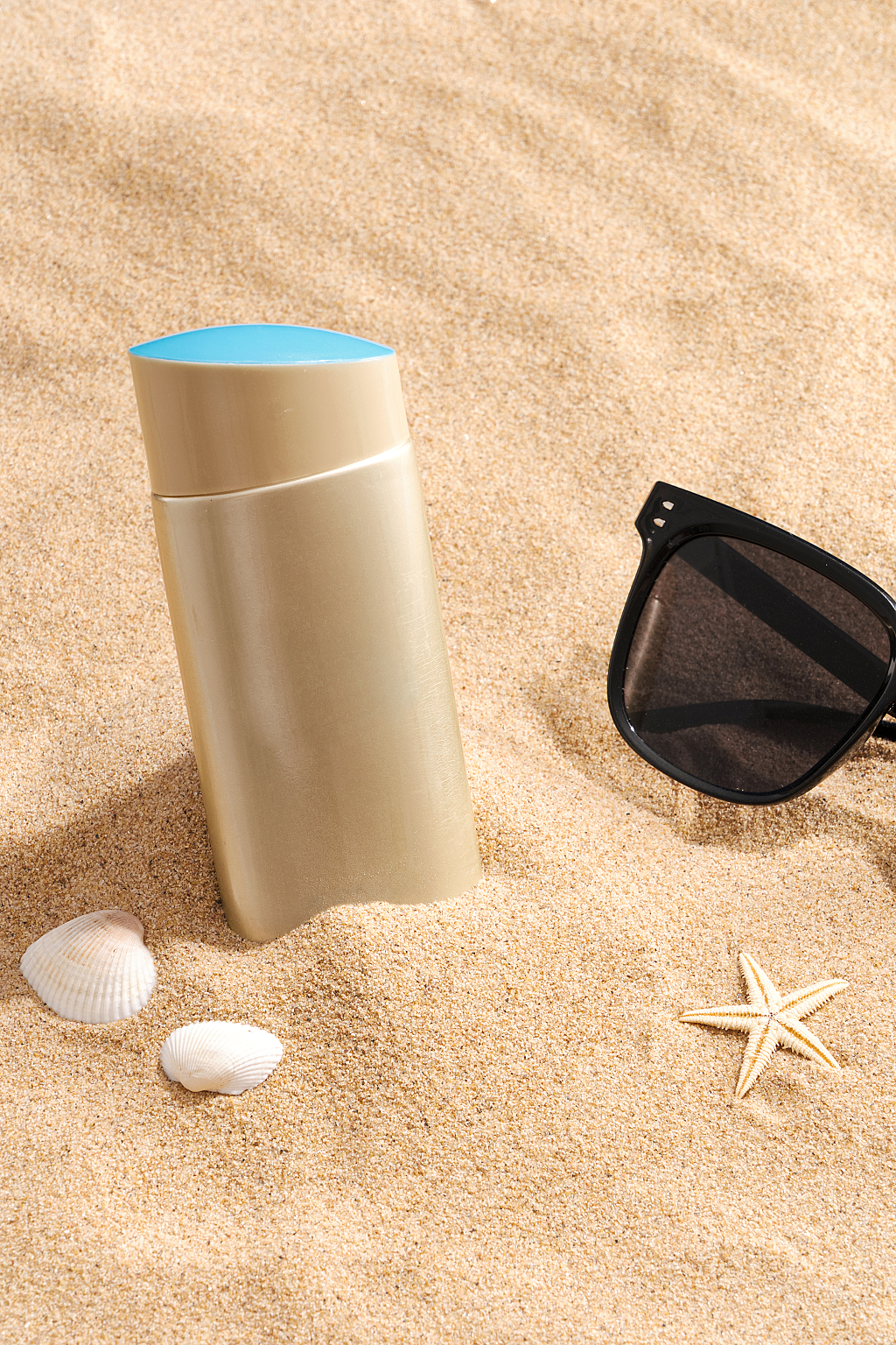 阳光夏日沙滩防晒概念静物背景