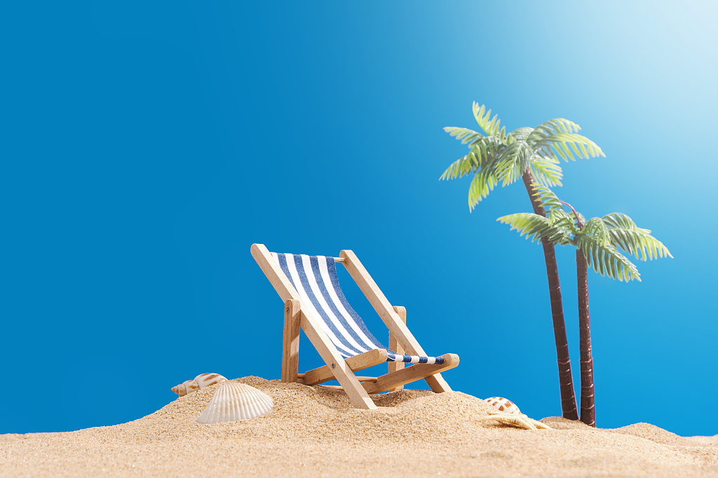 阳光夏日沙滩防晒概念静物背景