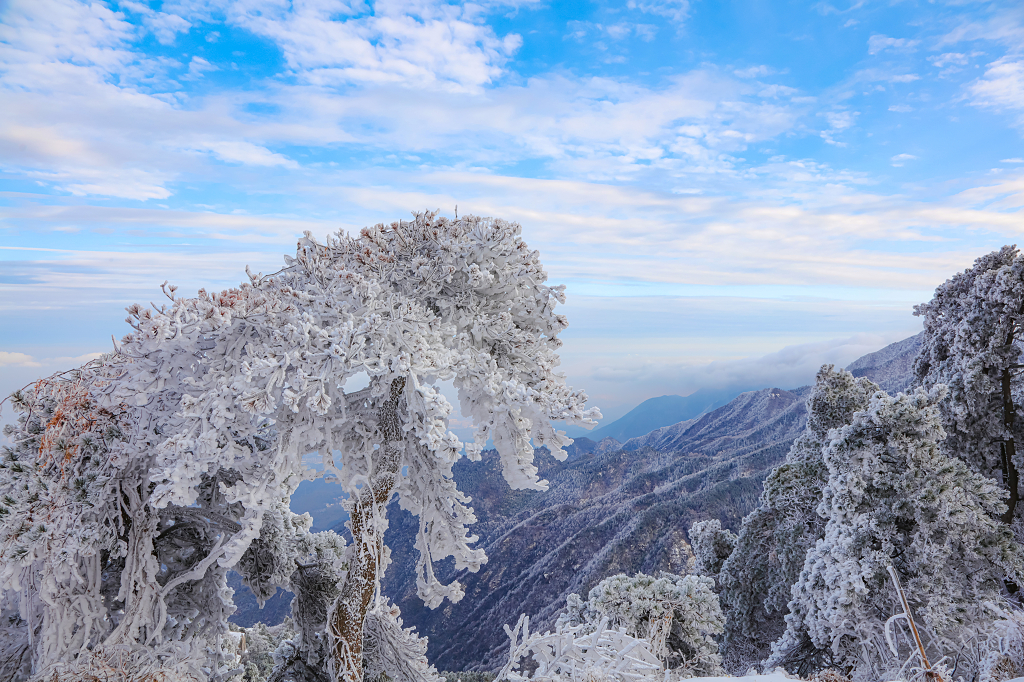蓝天白云山峰雪山庐山雪景
