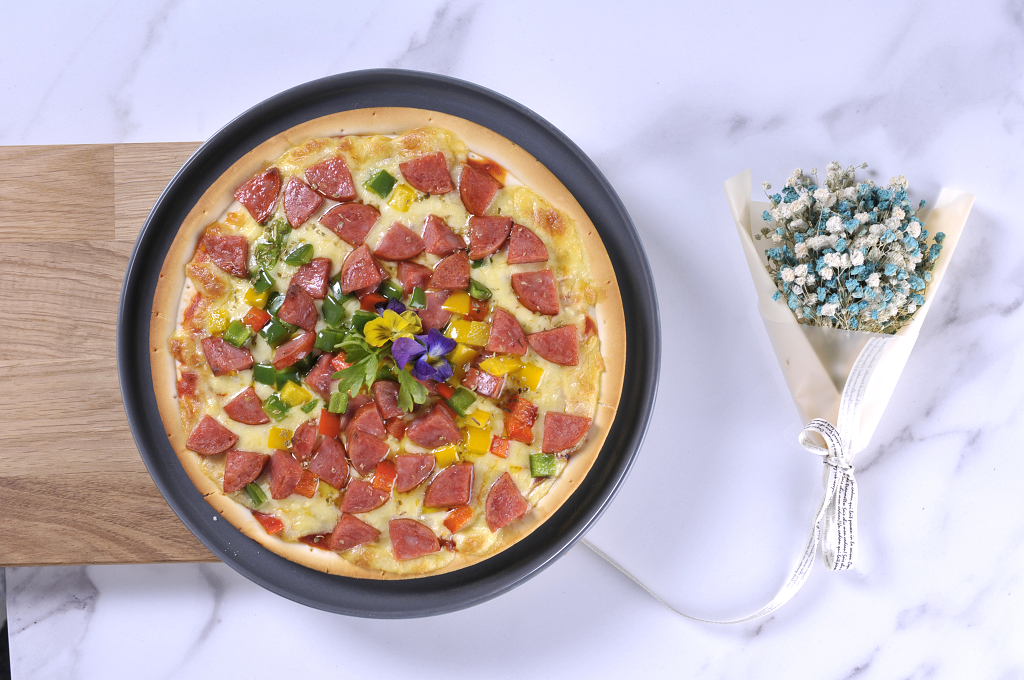 美食摄影俯拍火腿披萨