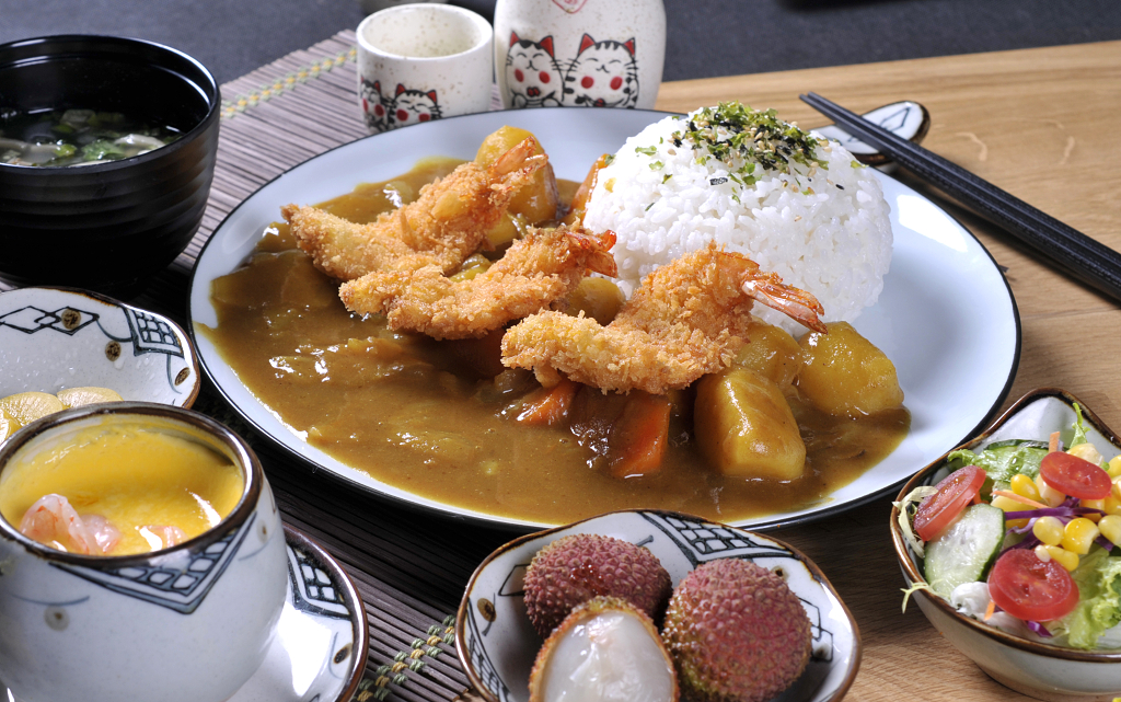 日式盖饭美食摄影咖喱土豆虾排拌饭