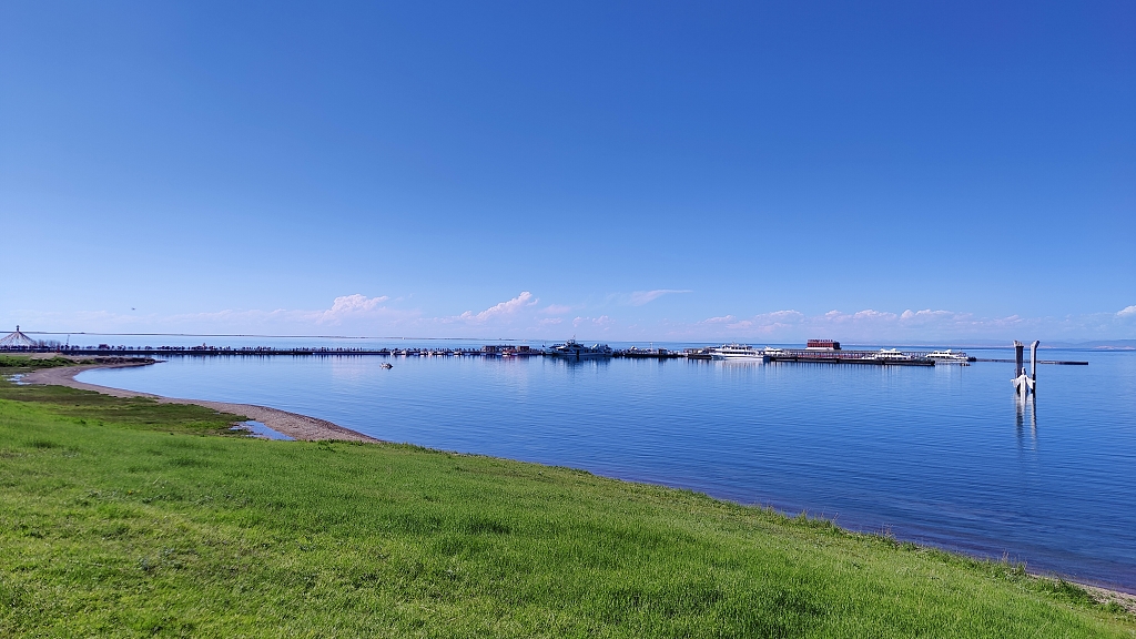 青海湖的蓝天白云电脑壁纸