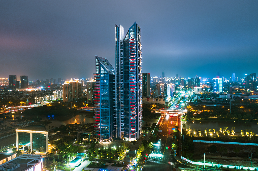 无人机拍摄的宁波帝宝的夜景壁纸