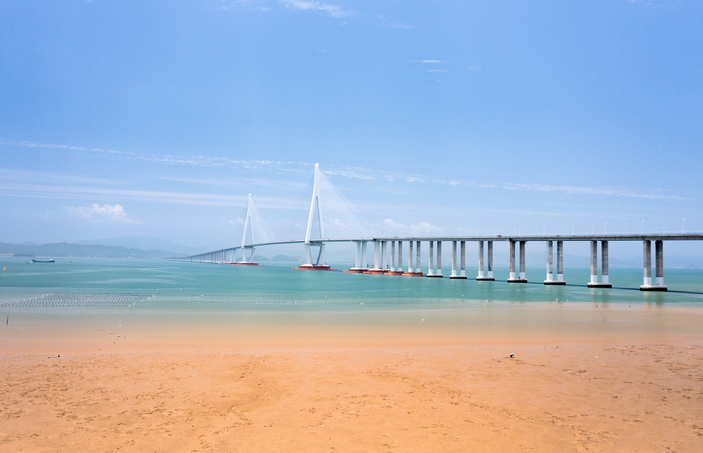 航拍下跨越海洋的桥梁