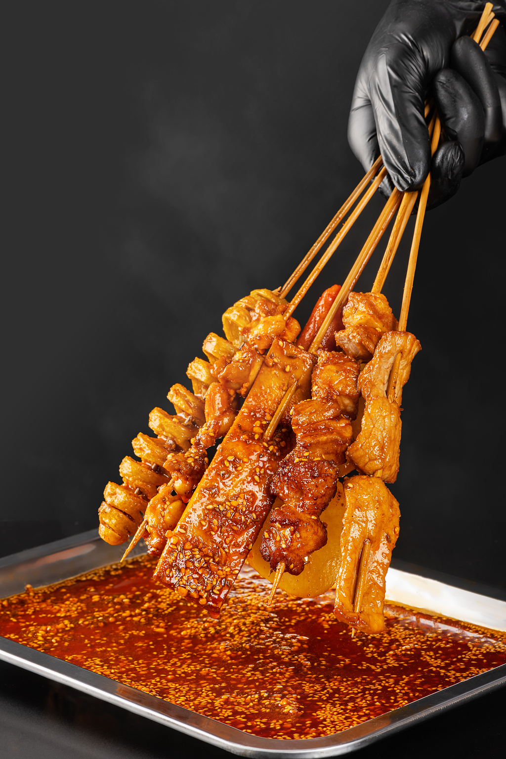 一把木炭烧烤烤串刷酱