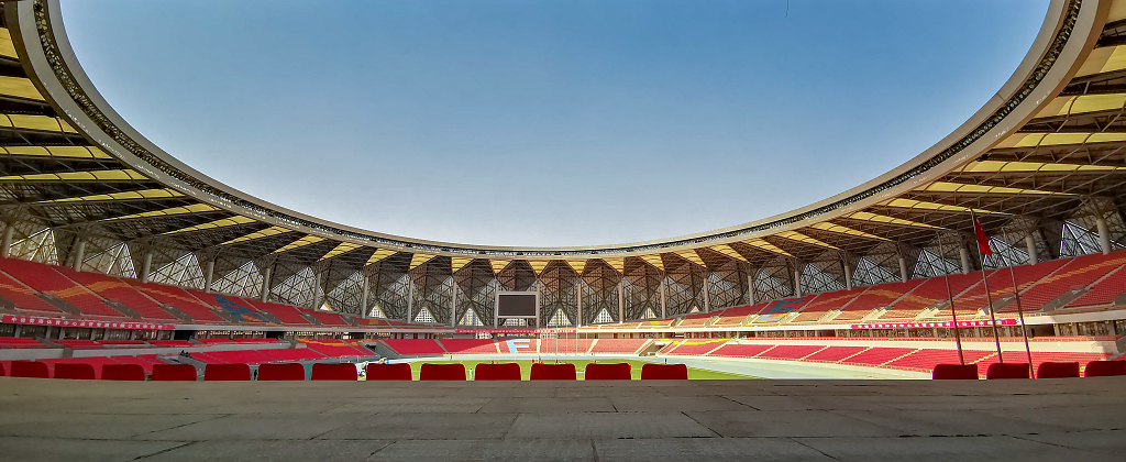 仰拍体育馆半圆形的屋顶和座椅