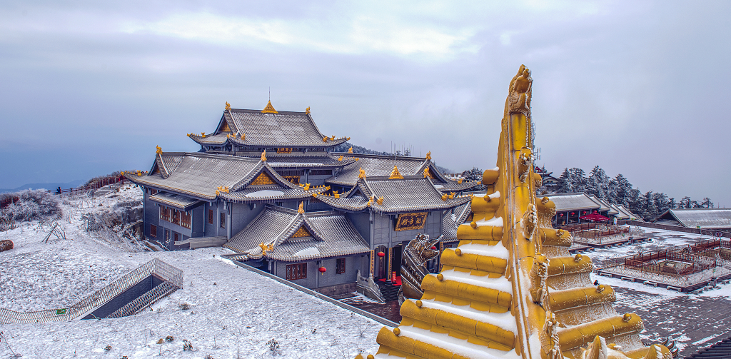 白雪皑皑的山顶寺院和金黄色的房橼