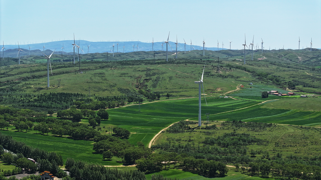 夏日绿色大草原上新能源发电站电脑壁纸河北张家口风光