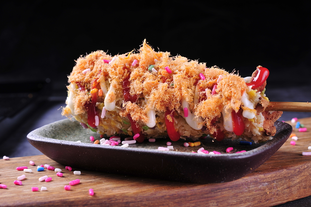 肉松裹肠炸串美食摄影