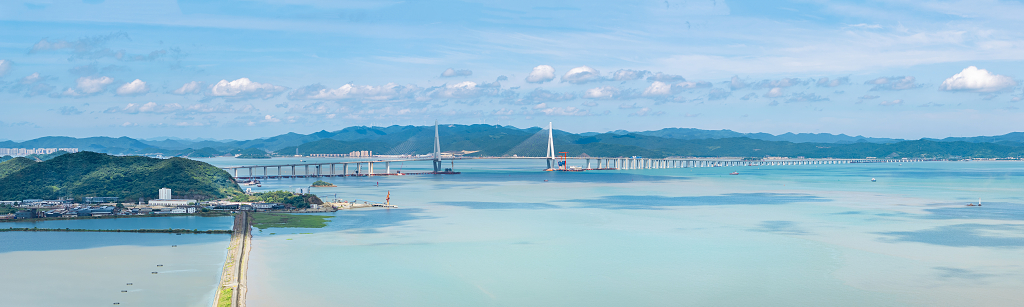 蓝天白云象山港大桥海面宁波城市建设