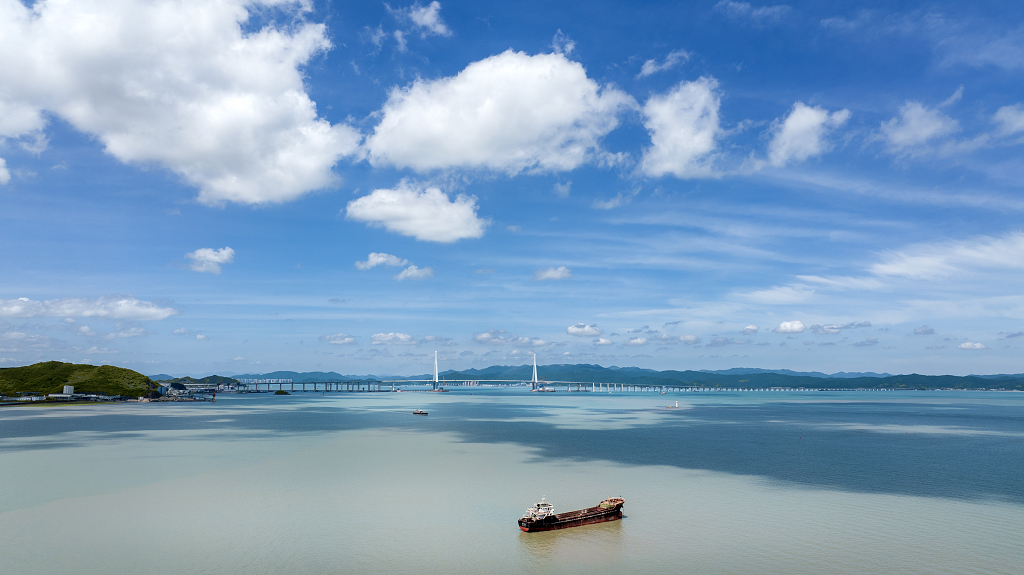 蓝天白云大海桥梁轮船自然和谐