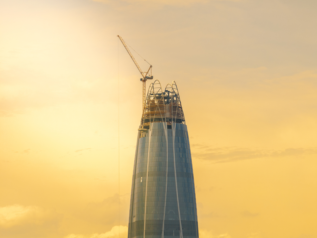 宁波中心夕阳高楼顶端