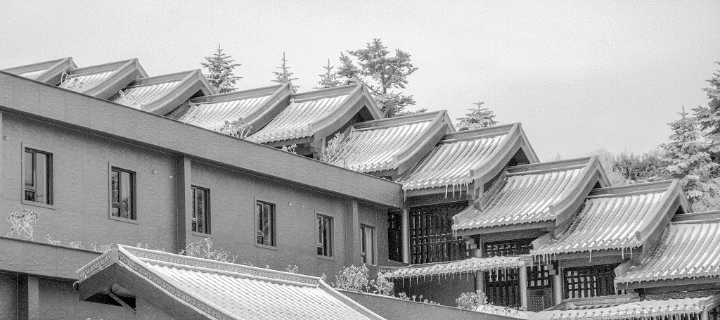 依次升高的房顶上一层薄薄的白雪