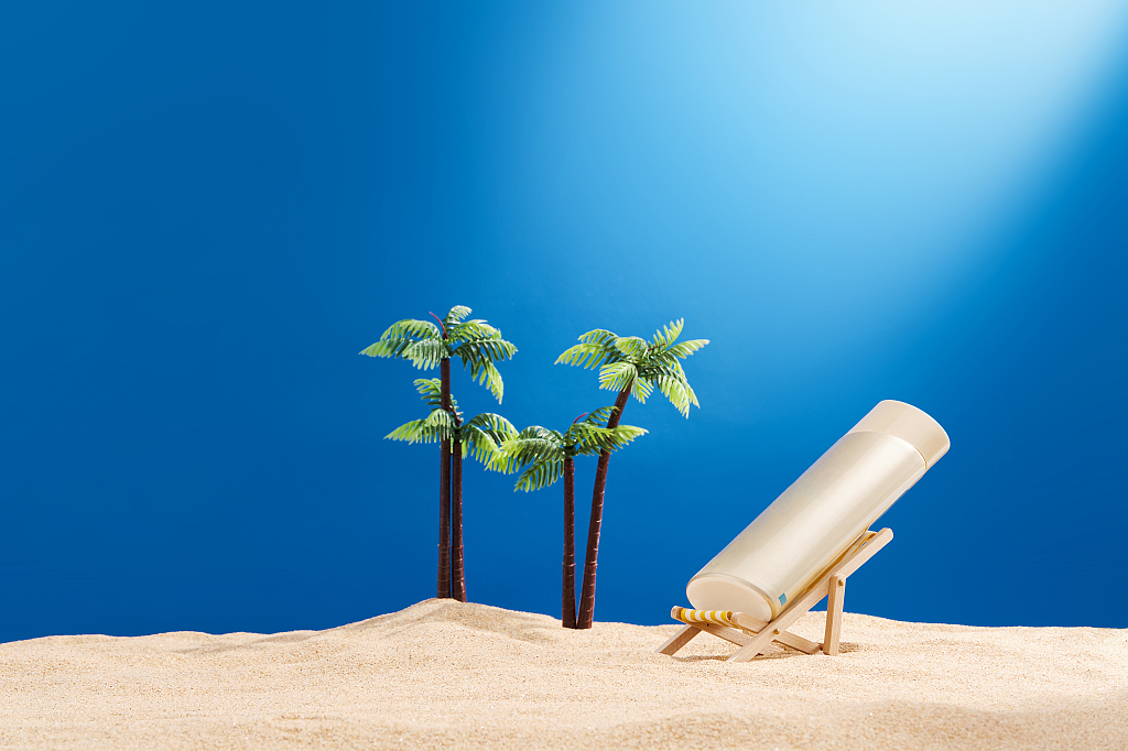 阳光夏日沙滩防晒概念静物背景