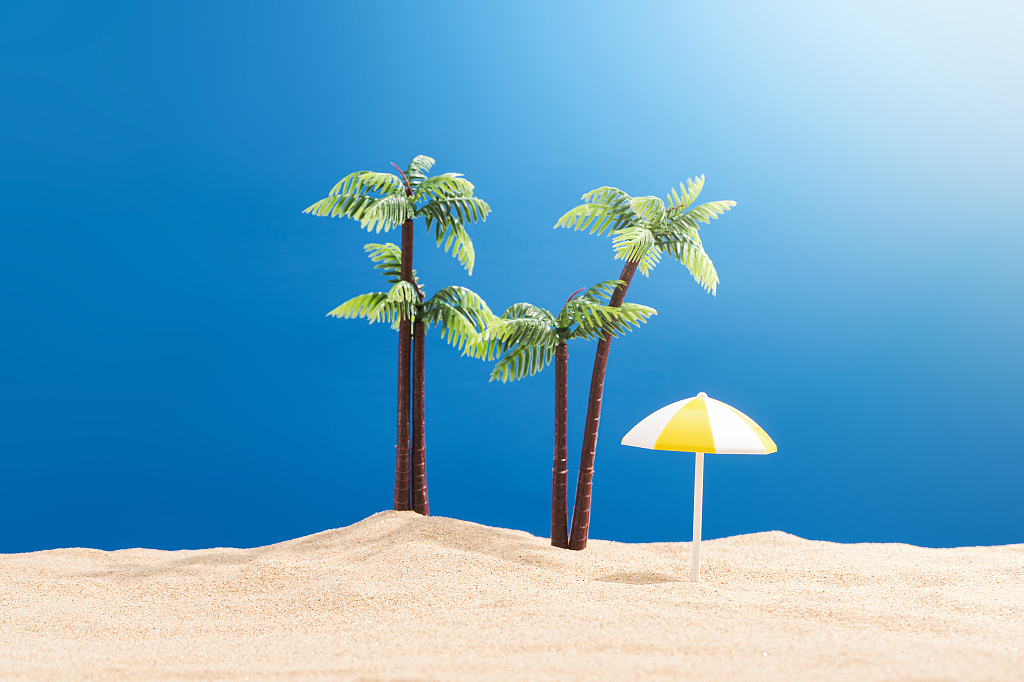 阳光夏日沙滩防晒概念静物背景