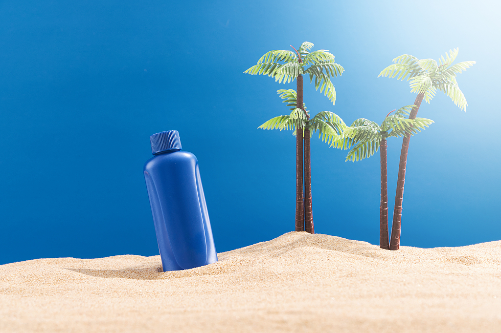 阳光夏日沙滩防晒概念静物背景