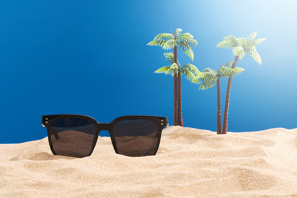 阳光夏日沙滩防晒概念静物背景