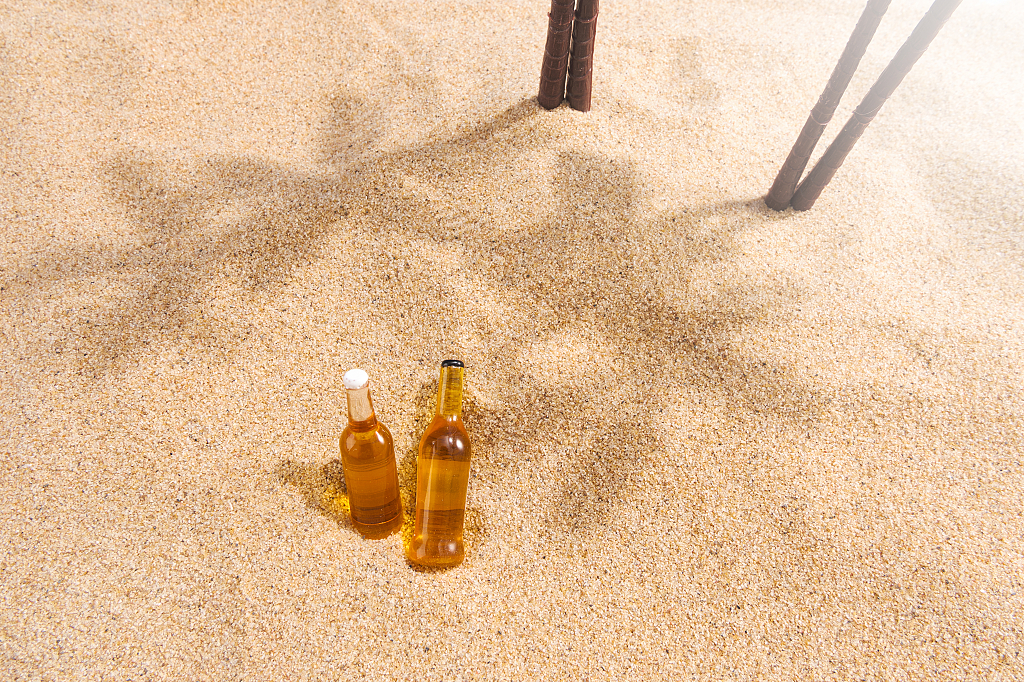 阳光夏日沙滩防晒概念静物背景