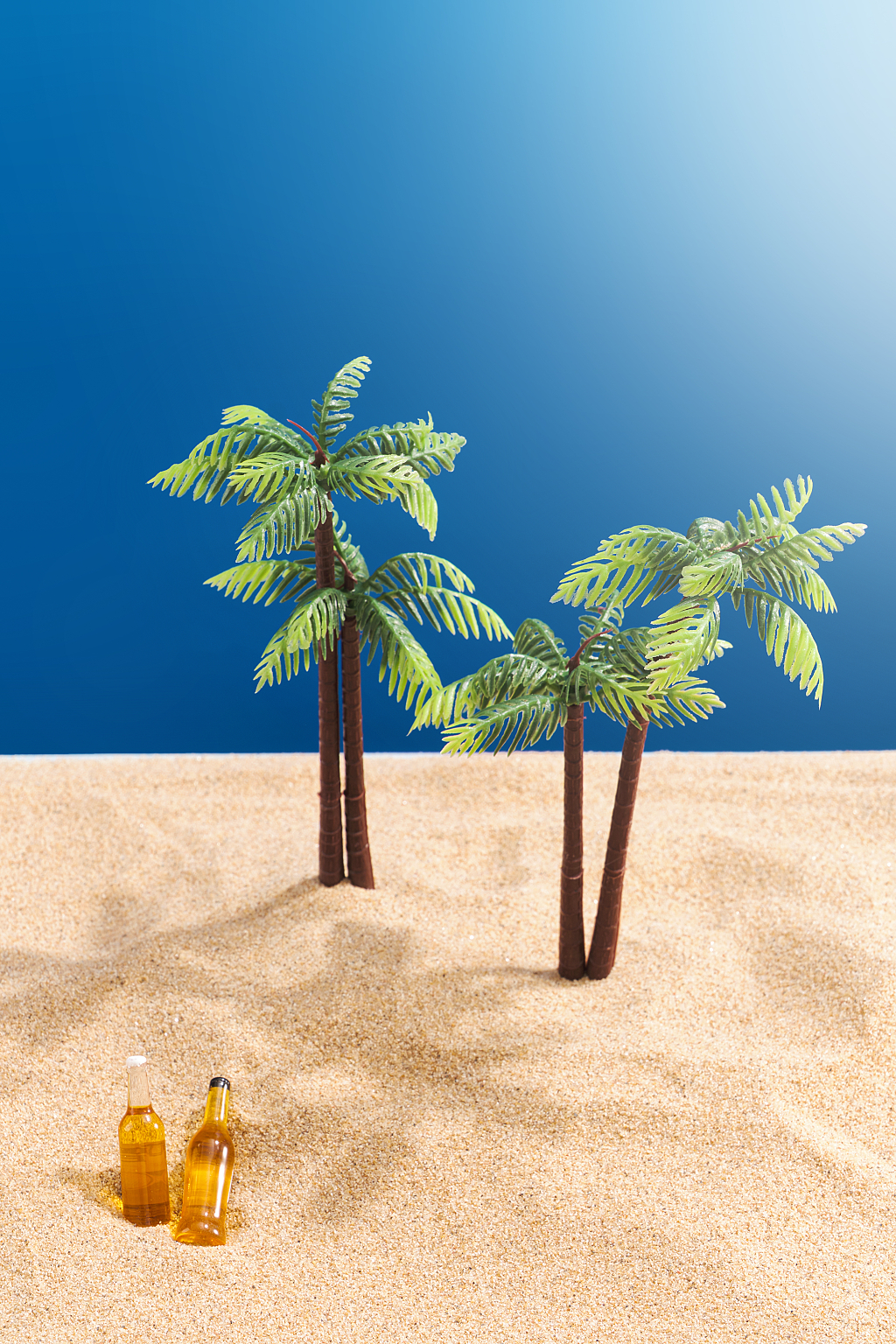 阳光夏日沙滩防晒概念静物背景