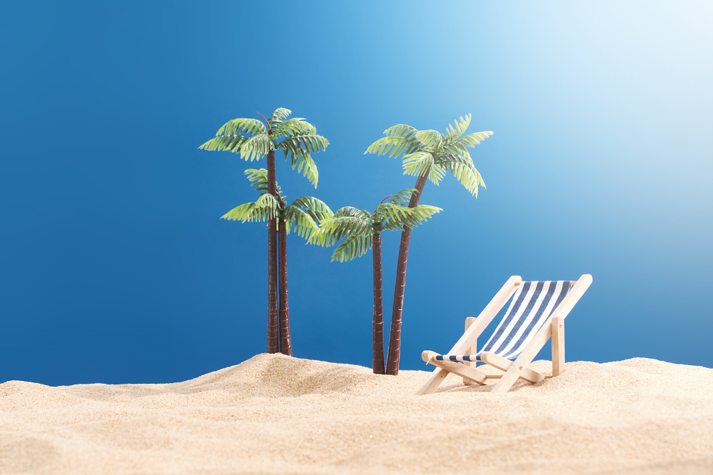 阳光夏日沙滩防晒概念静物背景