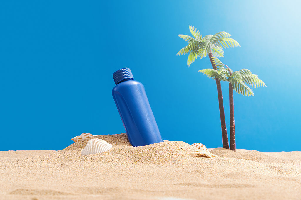阳光夏日沙滩防晒概念静物背景