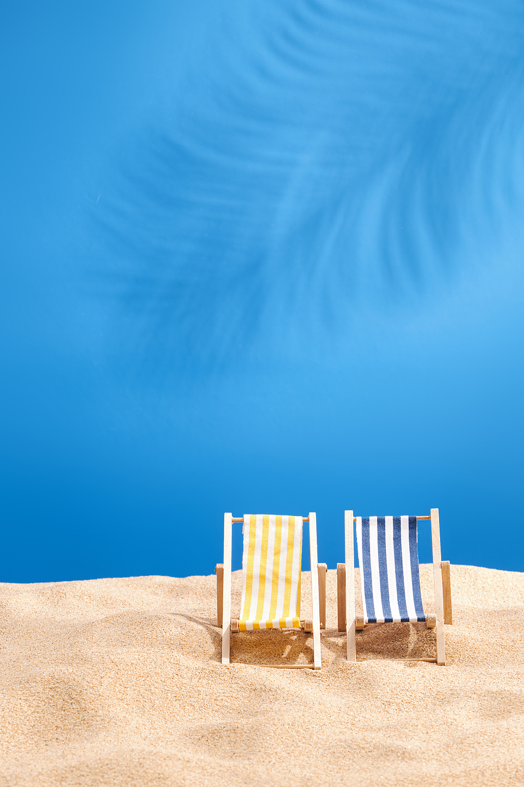 阳光夏日沙滩防晒概念静物背景