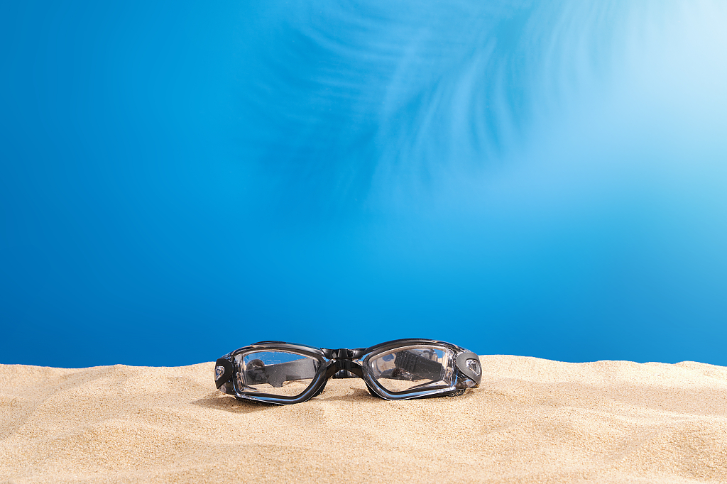 阳光夏日沙滩防晒概念静物背景