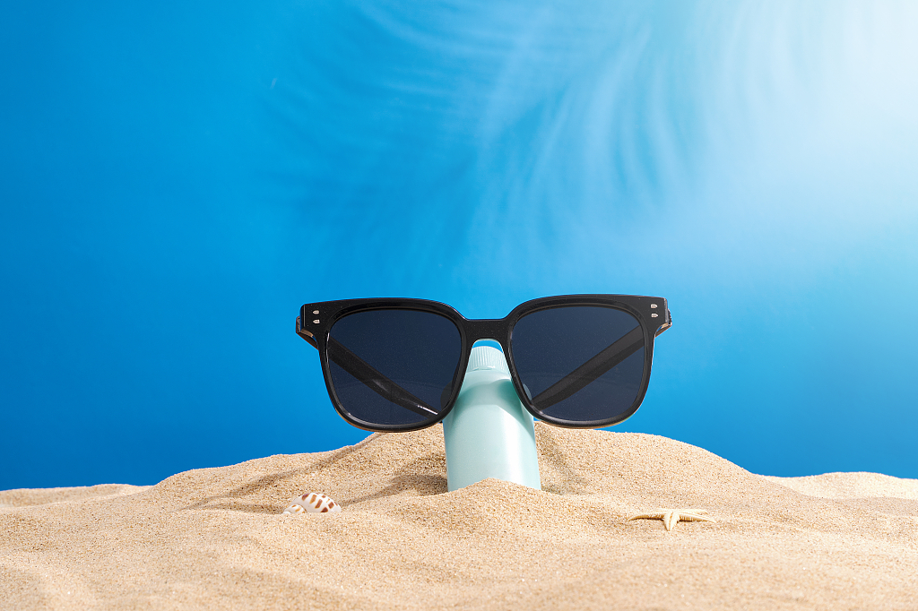 阳光夏日沙滩防晒概念静物背景