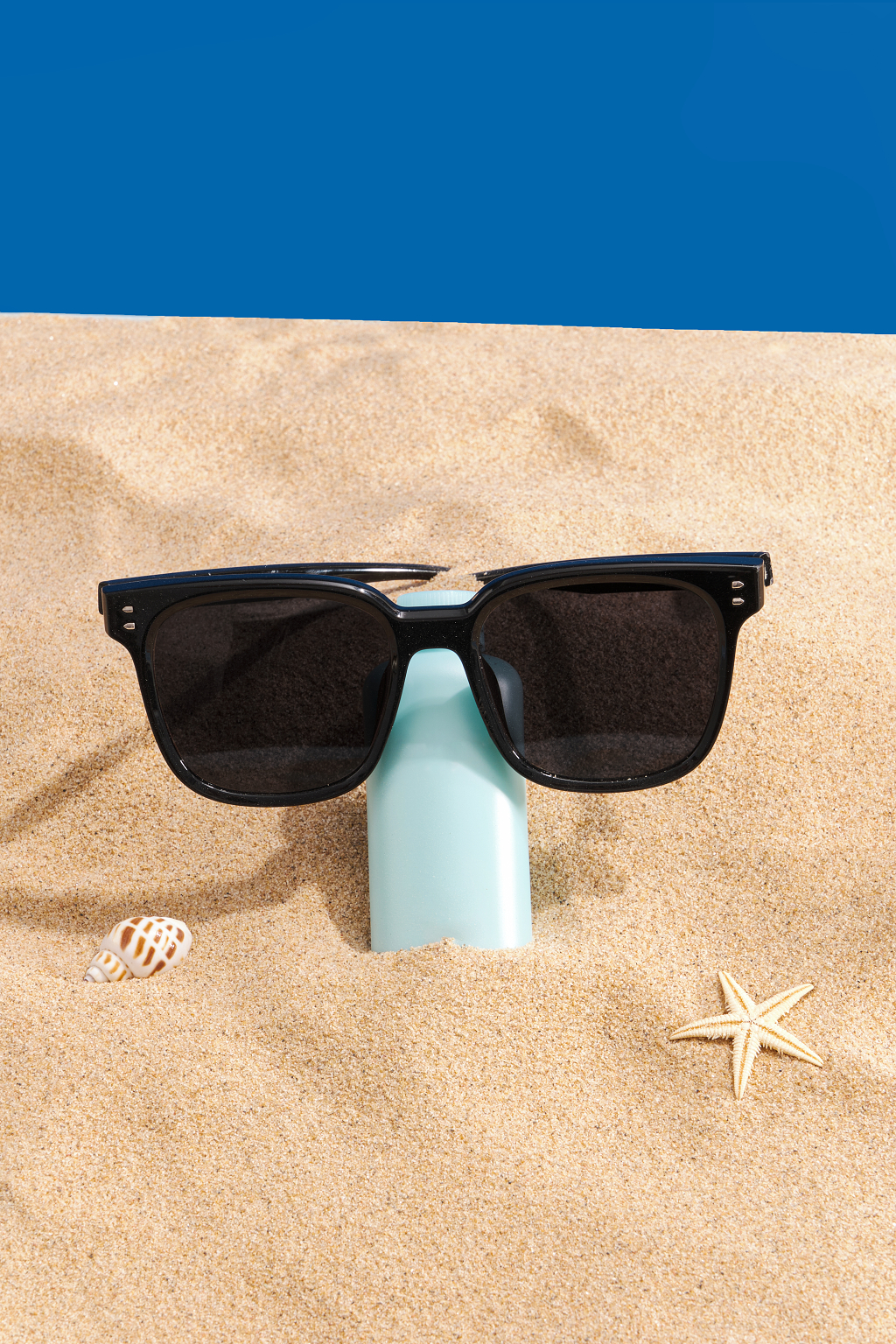 阳光夏日沙滩防晒概念静物背景