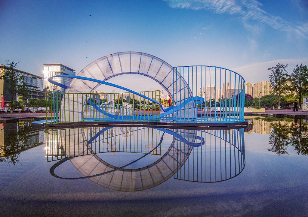 夏日的清晨水面上半圆形的景观倒影在水中