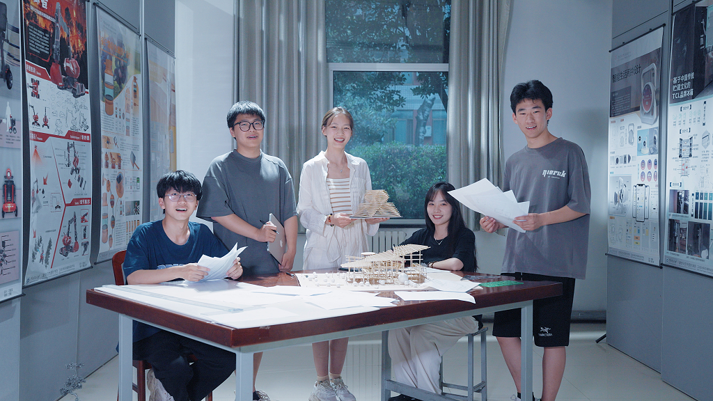 创业团队协作合影