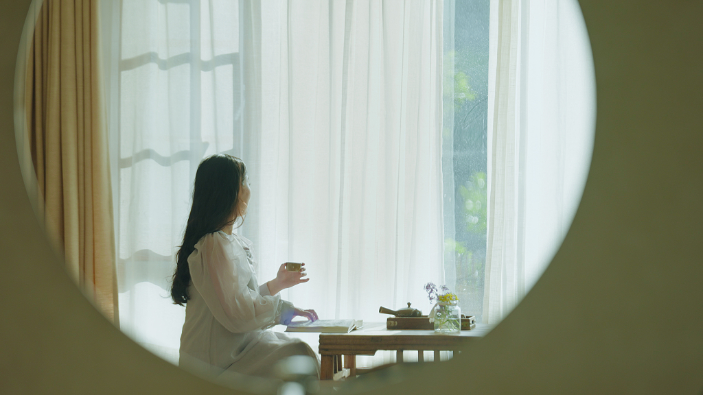 女老板在民宿读书阅读喝下午茶