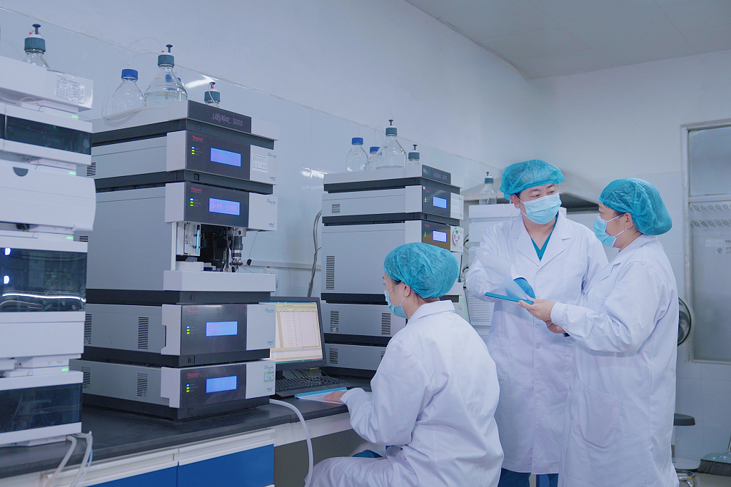 科研团队记录数据采样