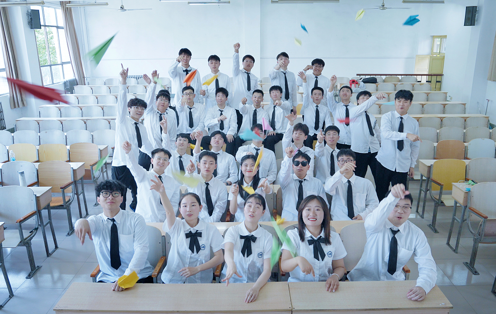 大学生在教室仍飞机毕业季