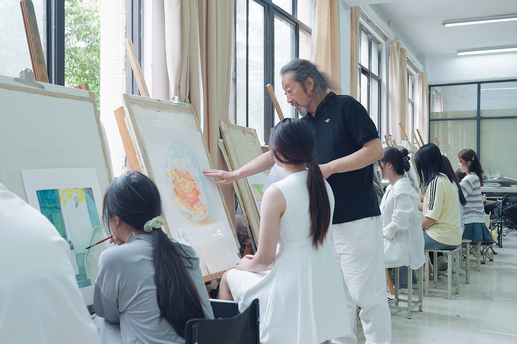 老师在画室教学生画画艺考教育培训