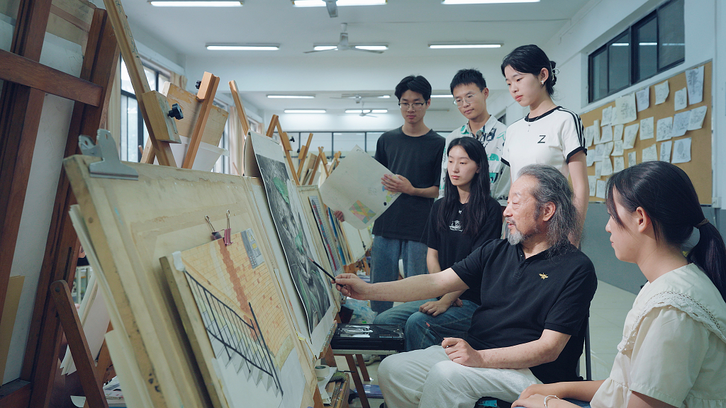 美术老师在画室教学艺考教育培训