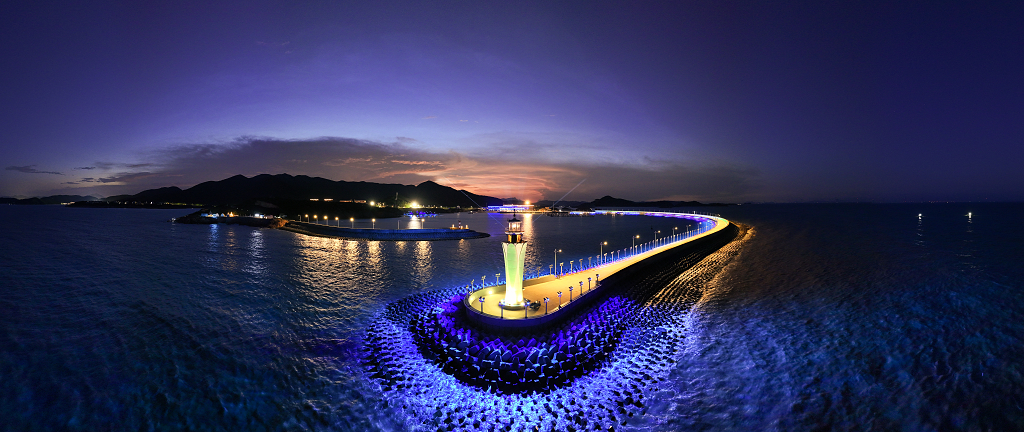 宁波象山亚帆中心黄昏灯塔亚帆海边航拍全景