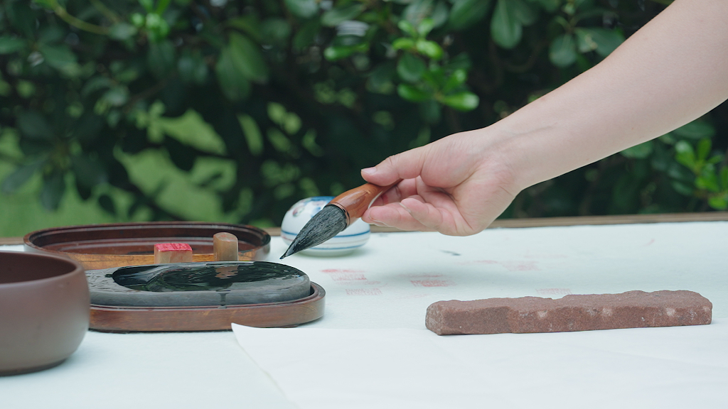 砚台蘸墨水写毛笔字中国文化写毛笔字