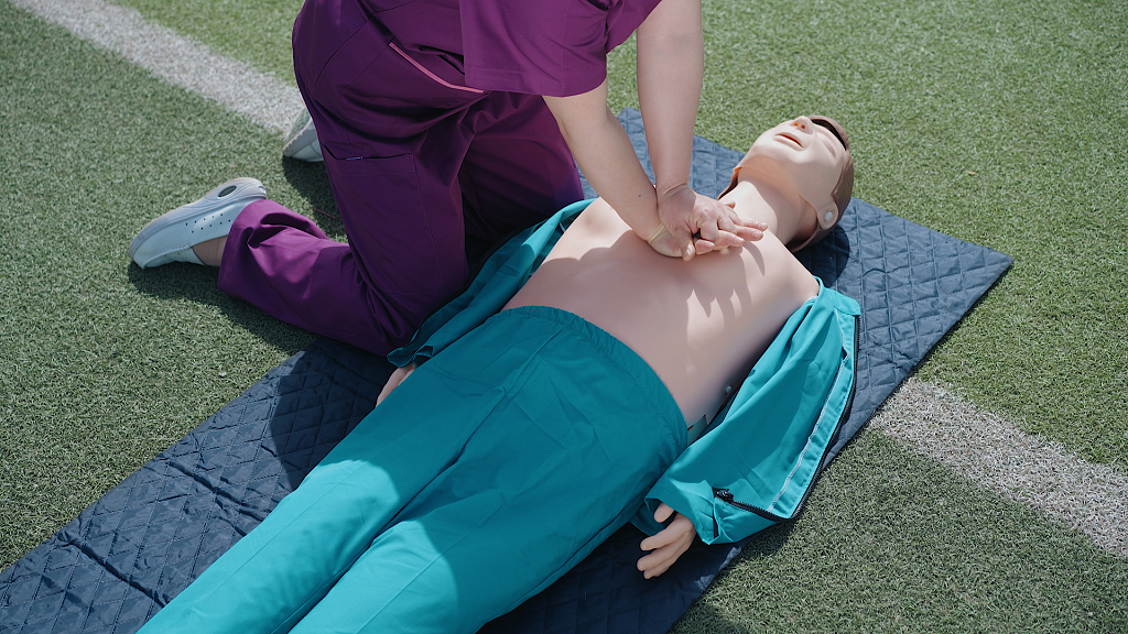 护士给病人心肺复苏急救演习