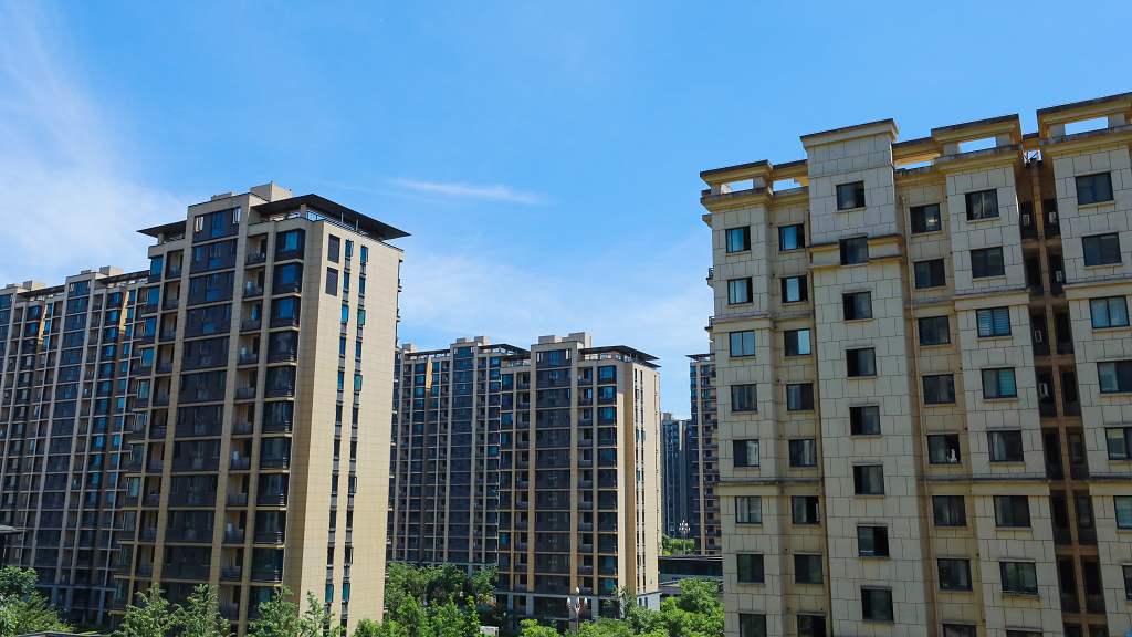 蓝天白云下的高档小区