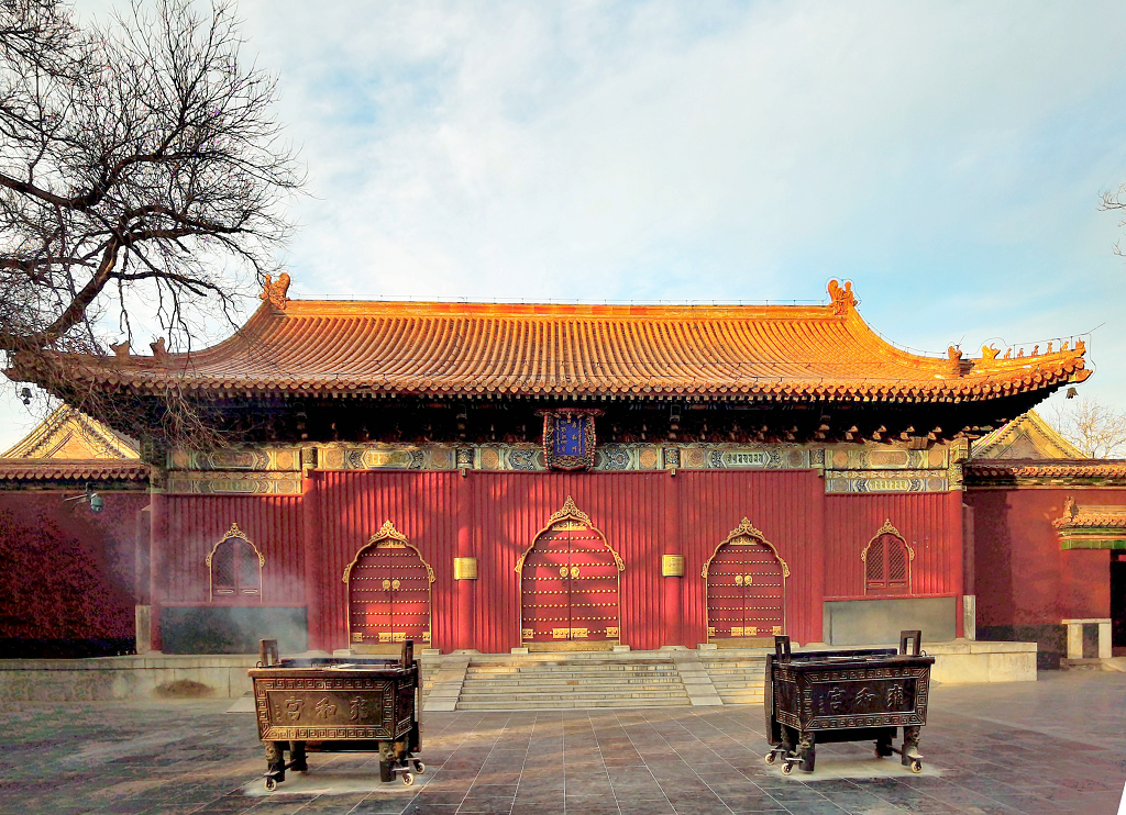 冬日的蓝天白云下的北京古建筑和香炉