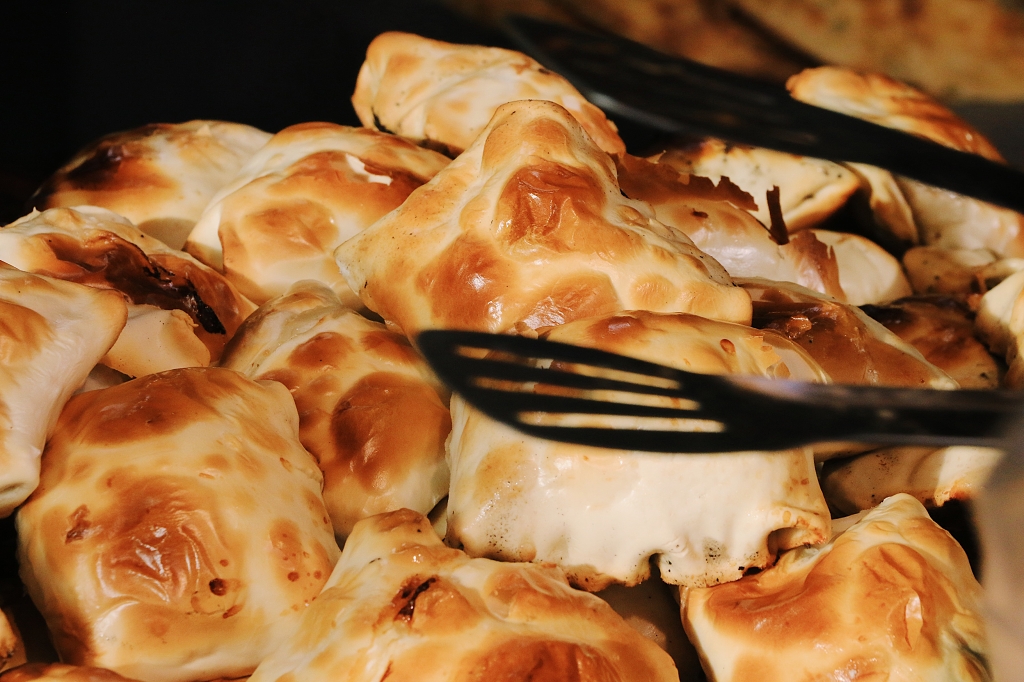 新疆大巴扎美食烤馕烤包子美食图