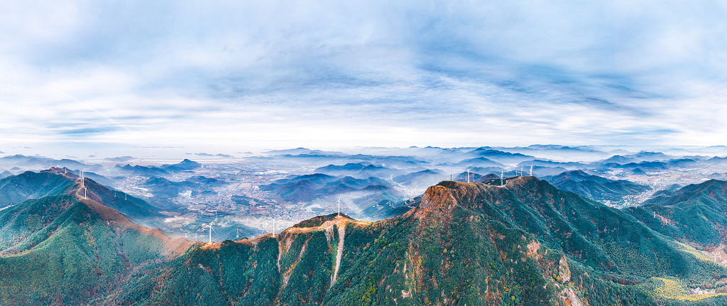 宁波象山珠山上顶风车全景云雾全貌新能源电力