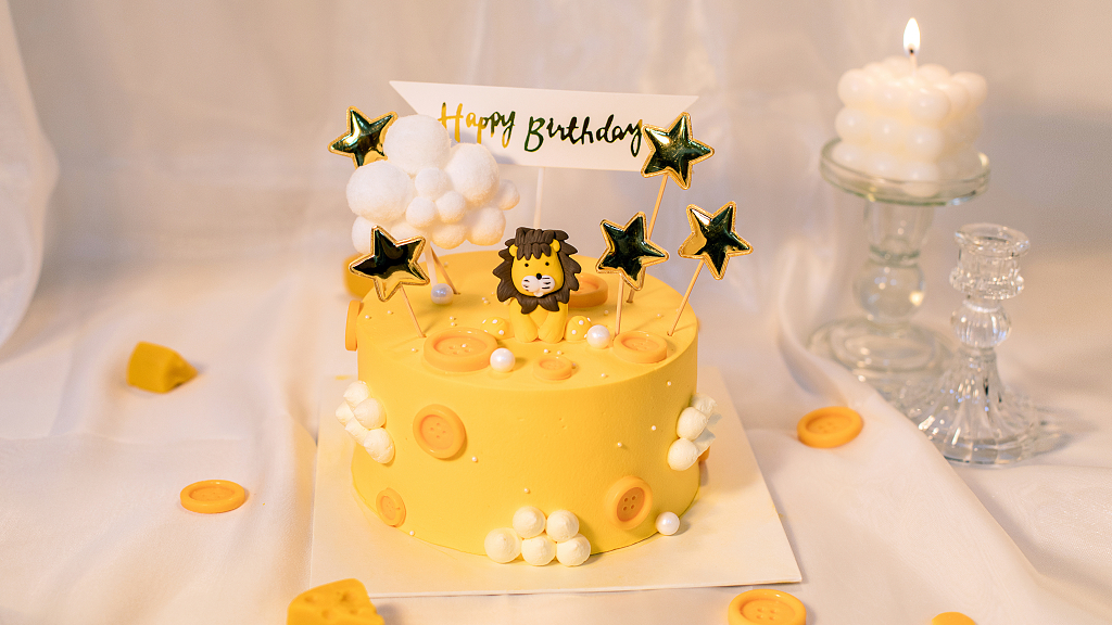 可爱小狮子蛋糕生日快乐庆祝