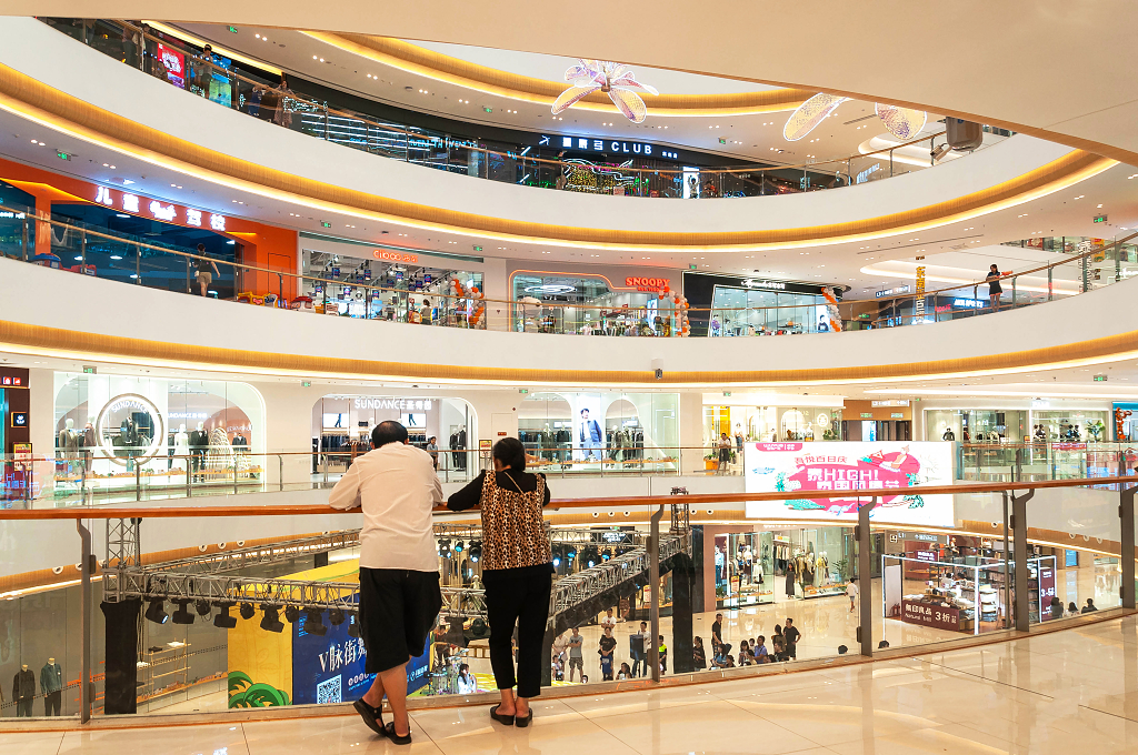 爸爸妈妈背影湖南宁乡吾悦广场大型商业购物中心